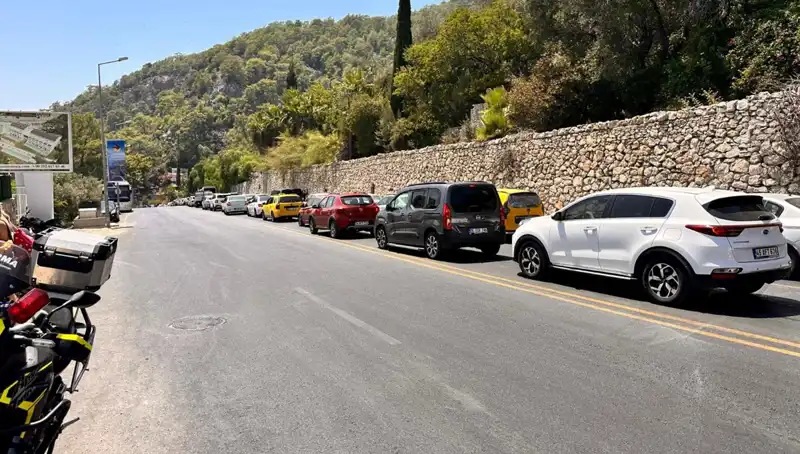 Fethiye-Ölüdeniz Yolunda Tatilci Yoğunluğu: 3 Kilometreyi Aşan Kuyruk Oluştu