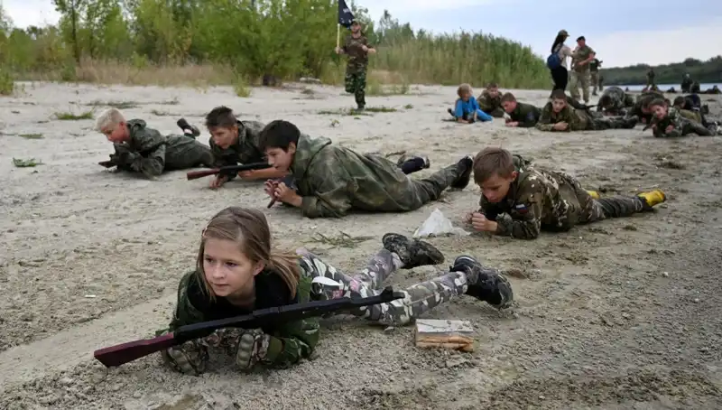 8 Yaşındaki Rus Çocukların Askeri Eğitim Kampında Hayatta Kalma Mücadelesi