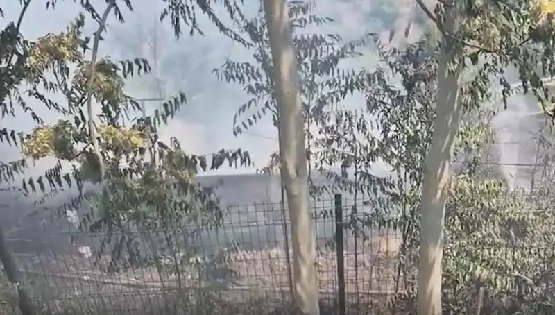 Sultangazi’deki Otluk Alan Yangını, Gecekonduyu Tehdit Ediyor