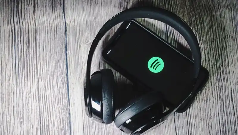 Spotify, Ölü Sanatçılara Ait Yeni Şarkılar Yayınlayarak Yapay Zeka Tartışmalarını Kızıştırıyor