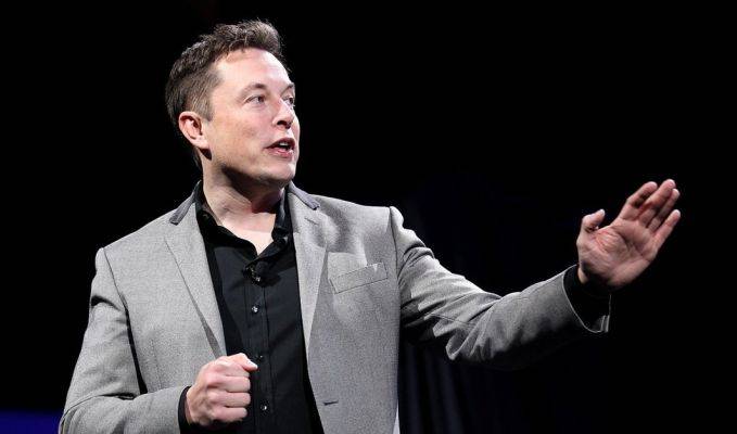 Elon Musk, Twitter'ı satın aldı