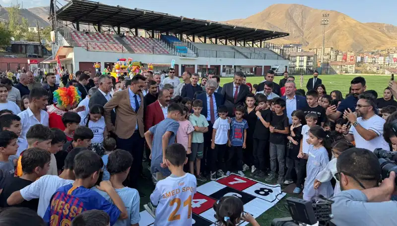 Hakkari’de Renkli Görüntülerle Anadolu Şenliği Coşkusu Başladı