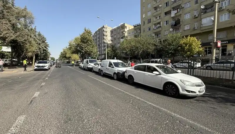 Diyarbakır'da 5 Araç Birbirine Girdi: Kazanın Nedenleri ve Sonuçları
