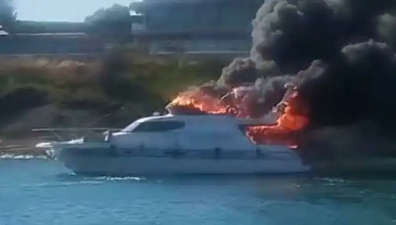 Çeşme Marina’da Feci Yangın: Motoryat Küller İçinde Kaldı!