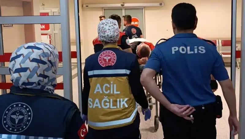 ** Polis Ekiplerinin Kazada Yaralanan İki Kişi Hastaneye Kaldırıldı