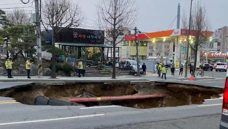 Güney Kore'de Motosikletin Yuttuğu Dev Çukur: Kayıp ve Yaralıyla Olayın Detayları