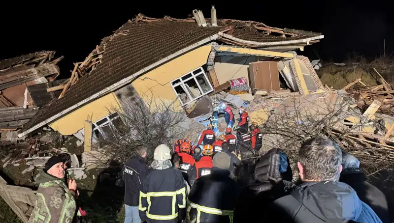 Sinop'ta Şiddetli Yağışlar Heyelana Neden Oldu: 3 Ev Yok Oldu