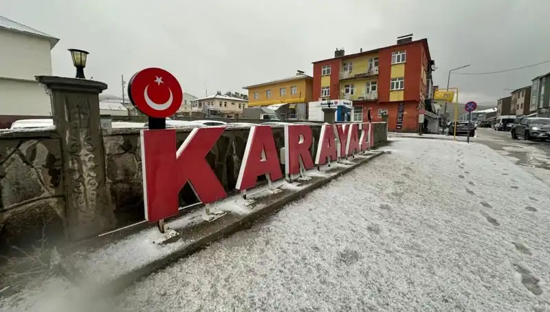 Temmuzda Yollar Beyaza Büründü: Sürücüler Karla Savruldu!