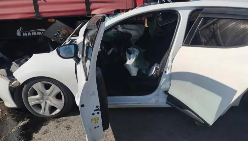 Sivas'ta Korkunç Kaza: Otomobil TIR'a Çarptı, 2 Yaralı