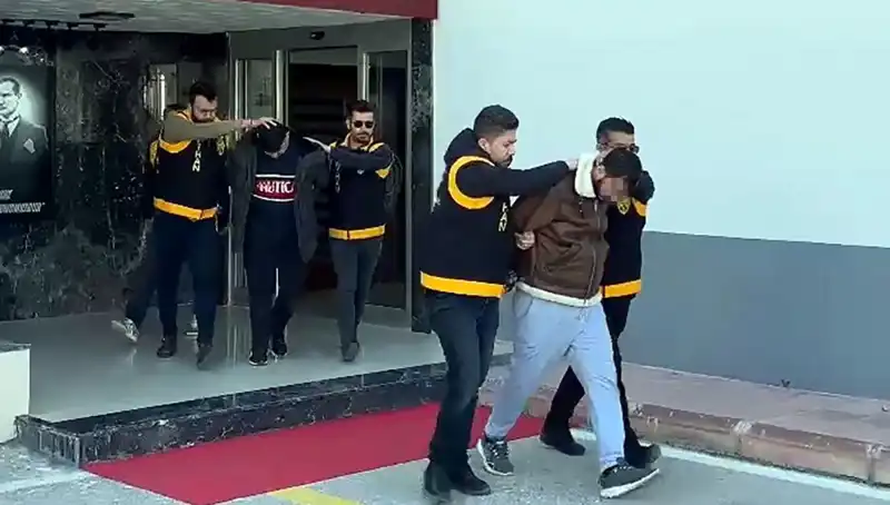 İki Şüpheli Silah Zorbalığıyla 2 Milyon Lira İstemek İçin Tutuklandı