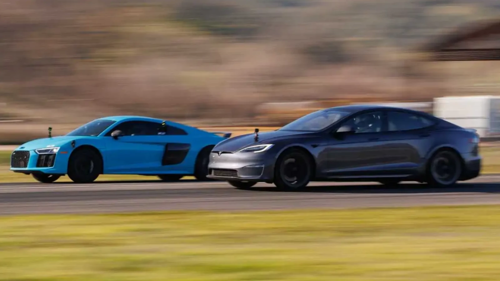 Tesla Model S Plaid ve Audi R8 Drag Yarışı!