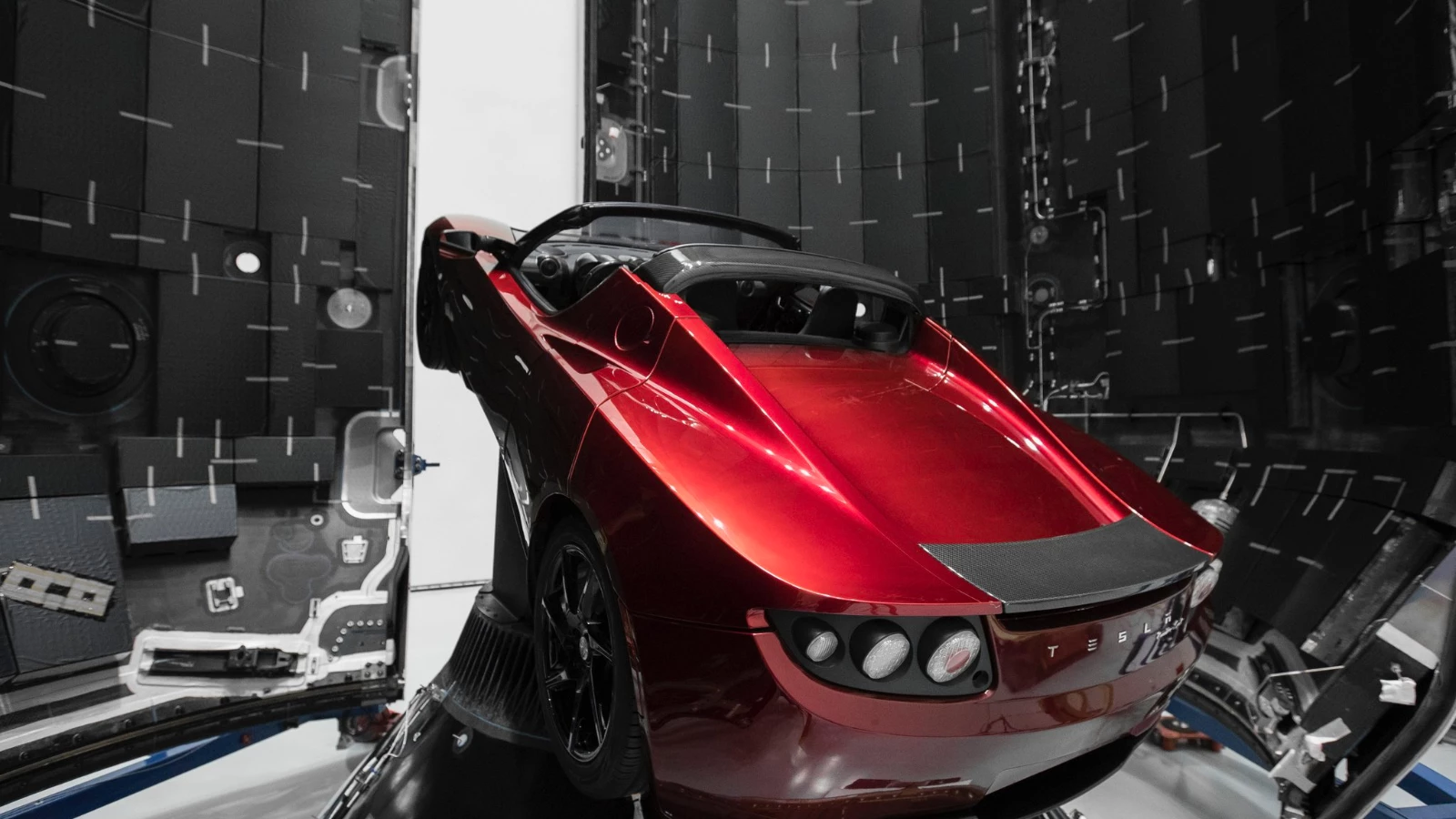 Tesla Roadster, Uzayda Kat Ettiği Mesafe ile Şaşırttı!