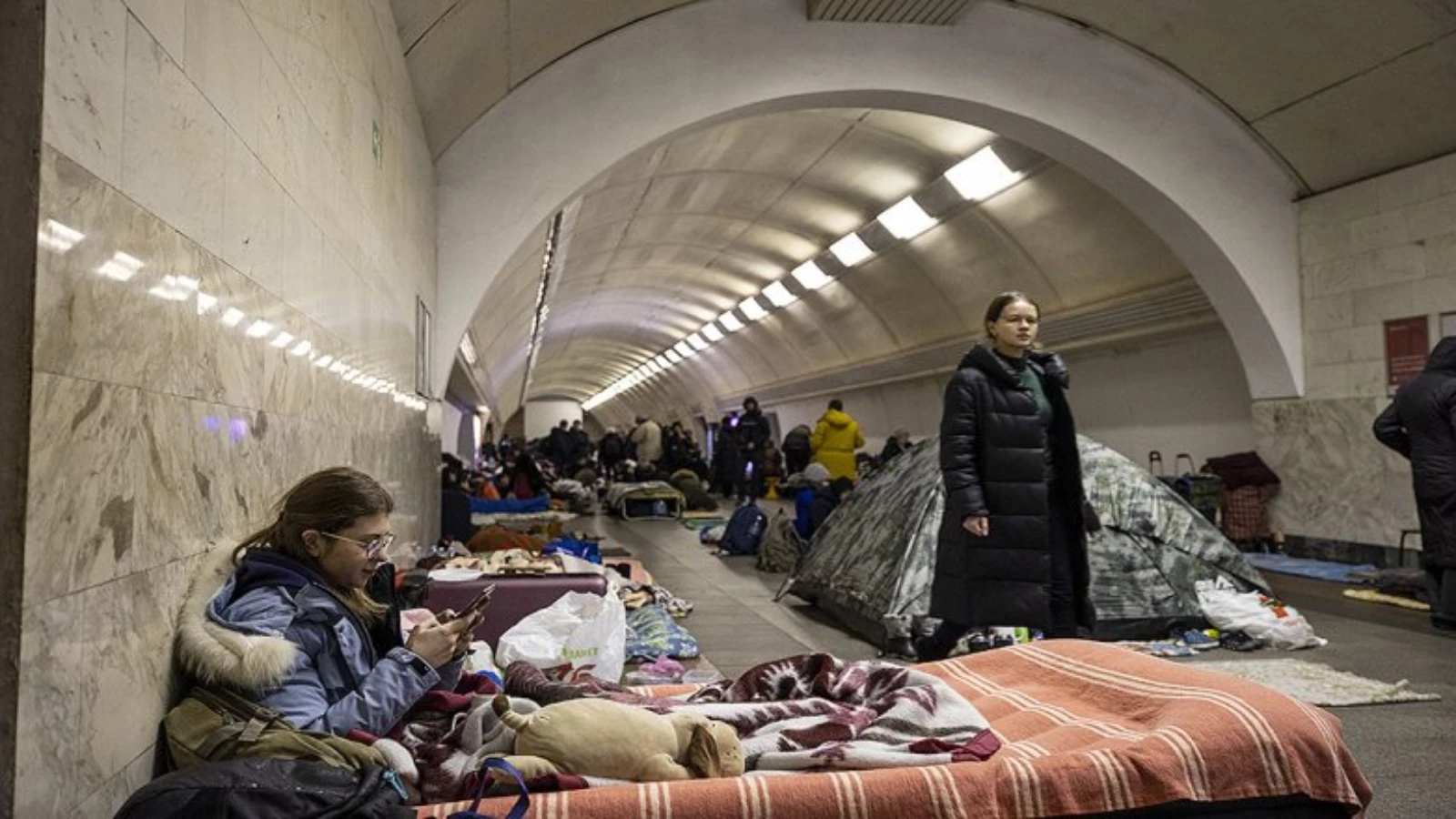 Kiev'de halk metro istasyonlarını sığınaklara çevirdi