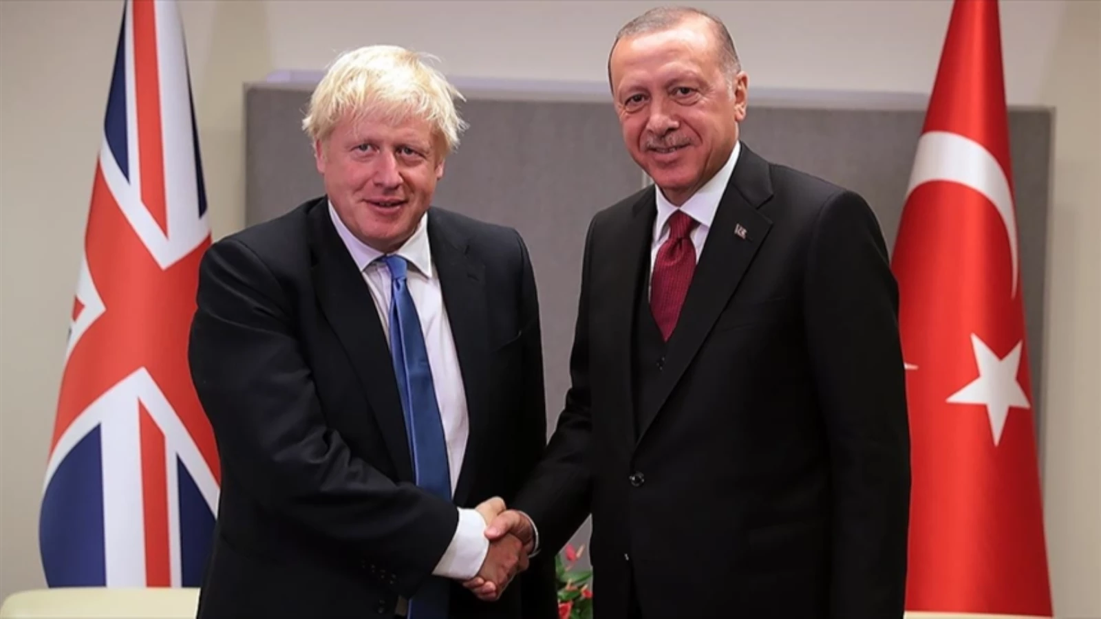 Cumhurbaşkanı Erdoğan ve İngiltere Başbakanı Johnson NATO Karargahı'nda görüştü