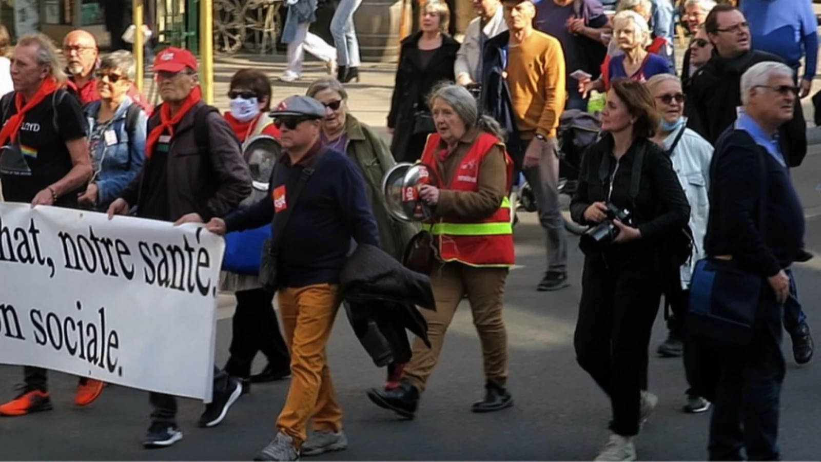 Fransa’da alım güçleri düşen emeklilerden protesto