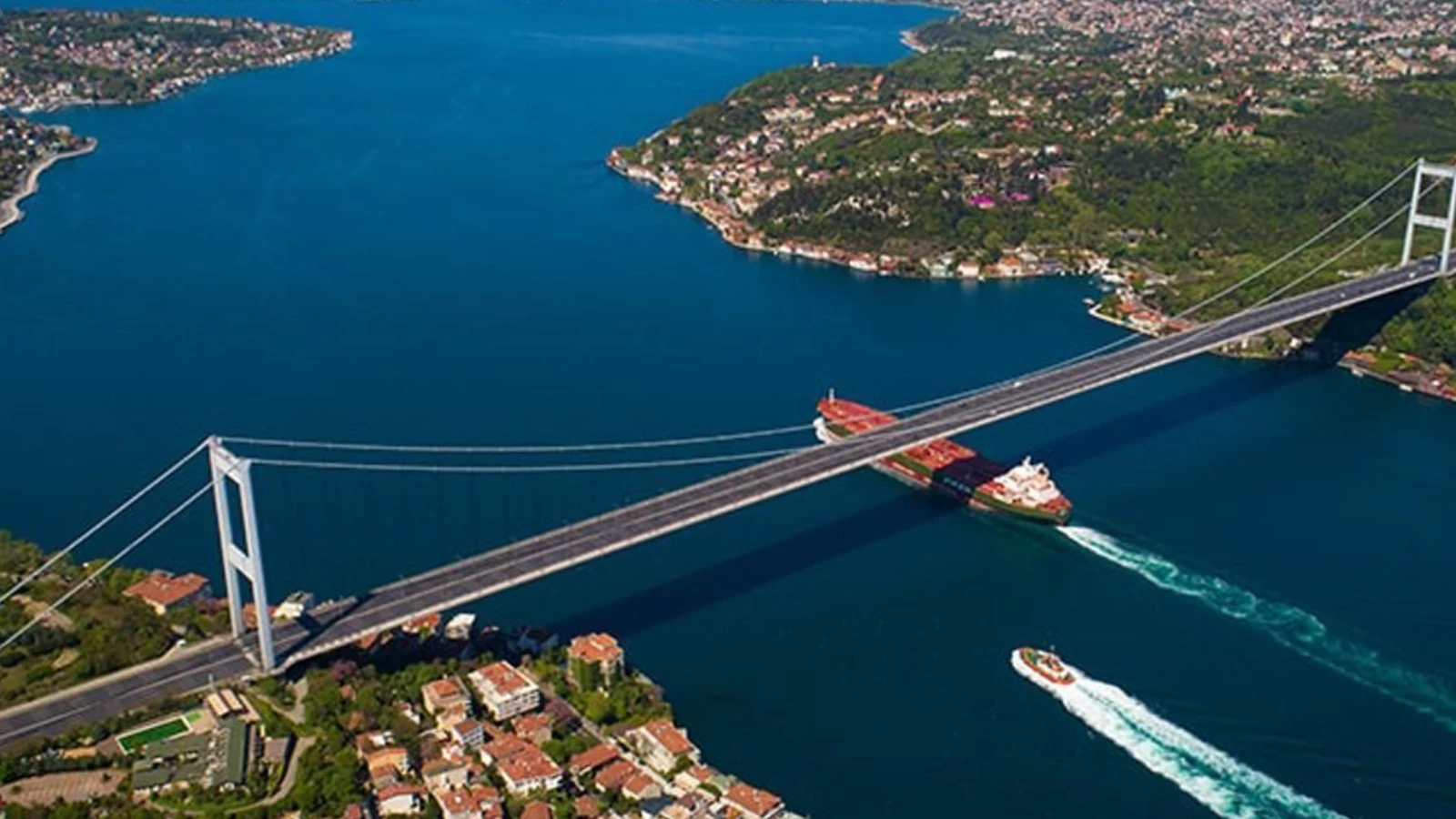 İstanbul Boğazı'nda sis nedeniyle kapatılan gemi trafiği yeniden açılıyor