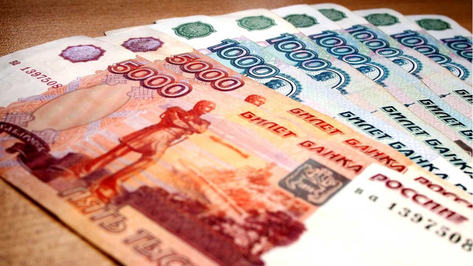 Rus rublesi, dolar karşısında yükselişini sürdürüyor