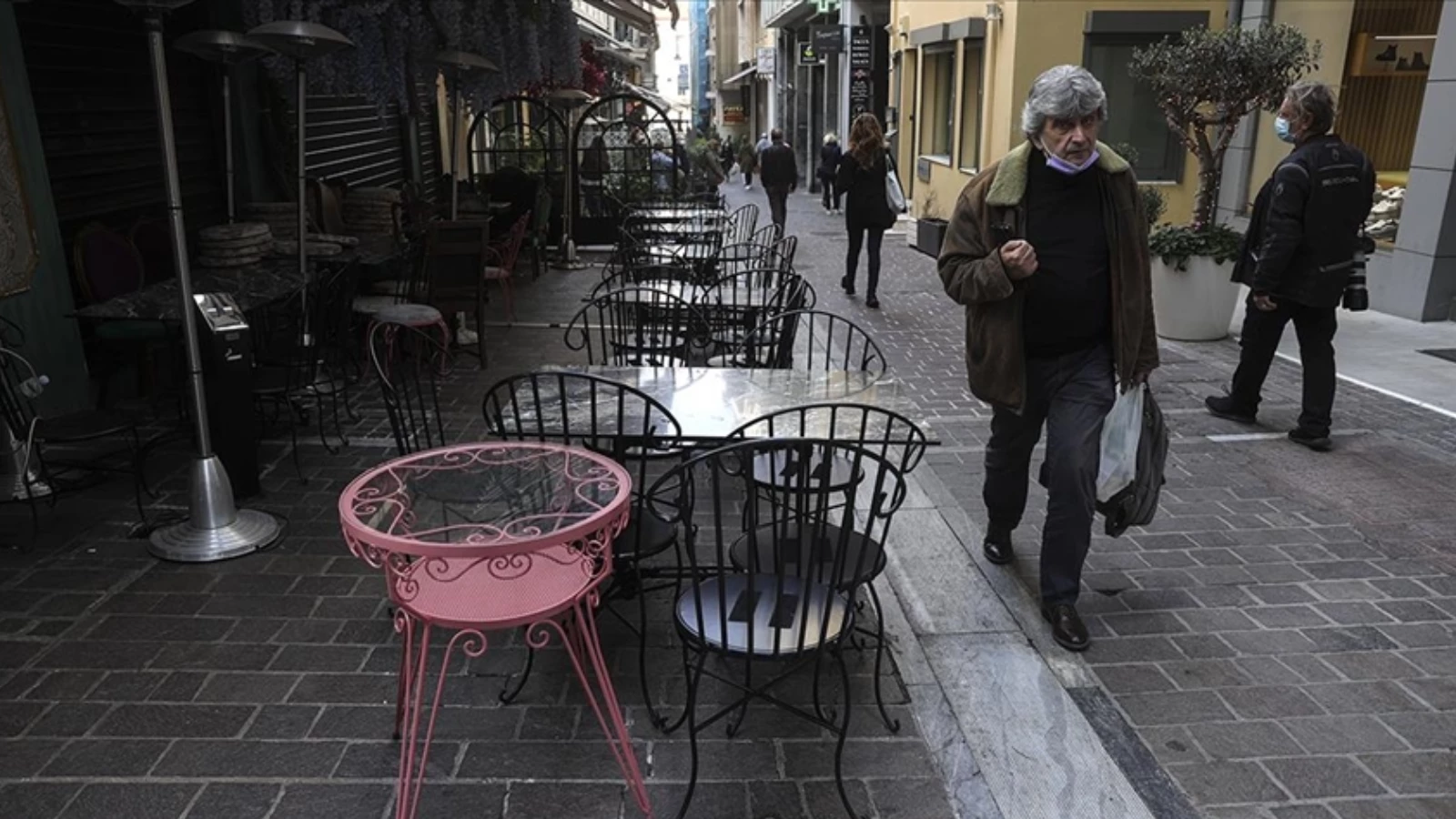 Yunanistan pandemi tedbirlerini gevşetiyor