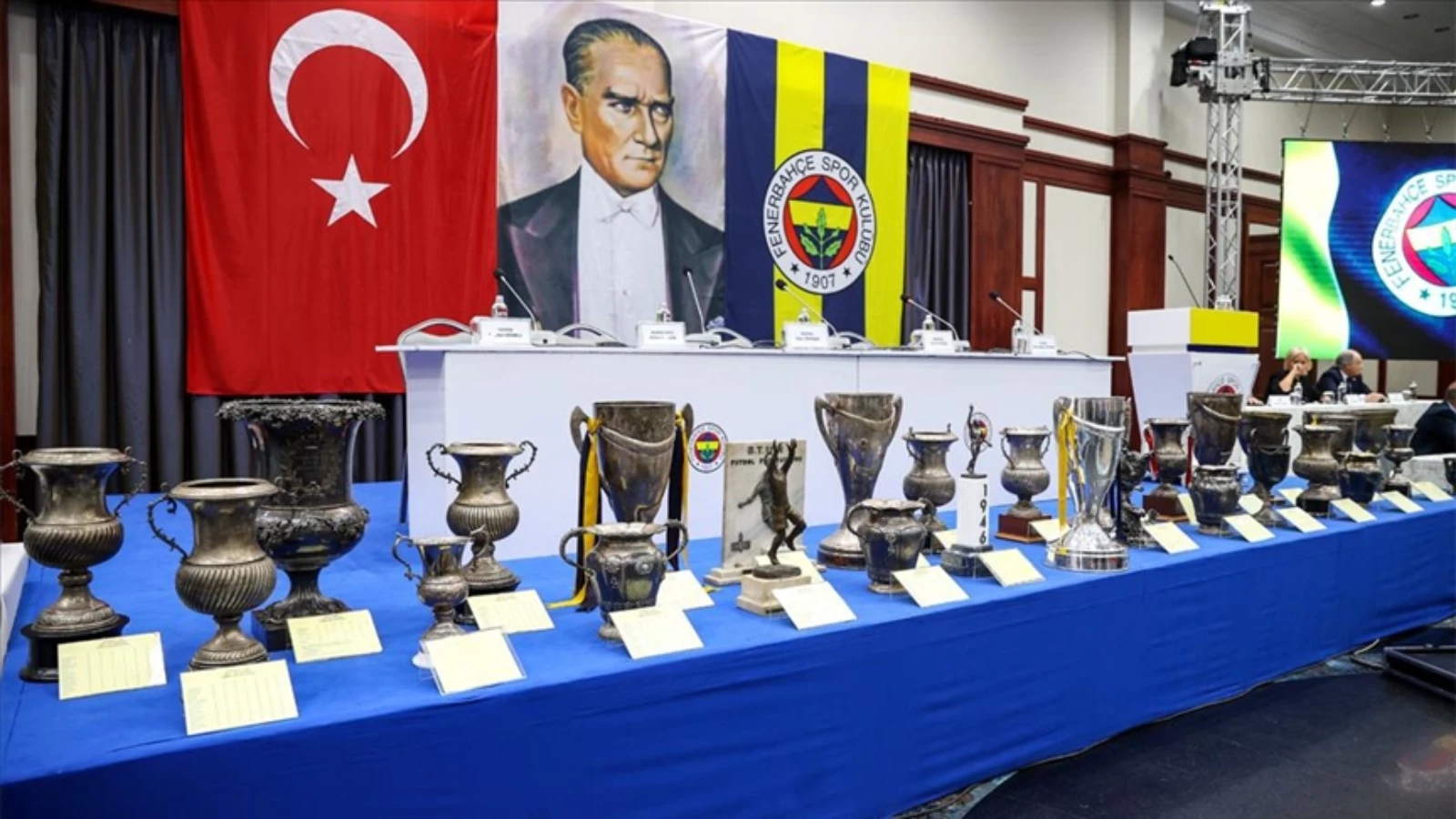 Fenerbahçe Kulübü Yüksek Divan Kurulu Toplantısında 28 Kupa Sergilendi