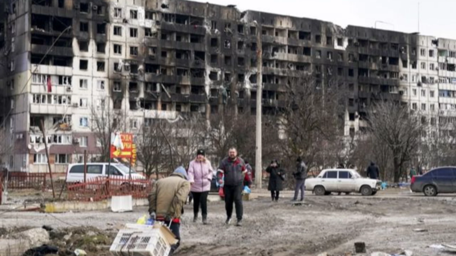 Büyük bir tahliye konvoyunun Mariupol'dan çıkmasına izin verildi