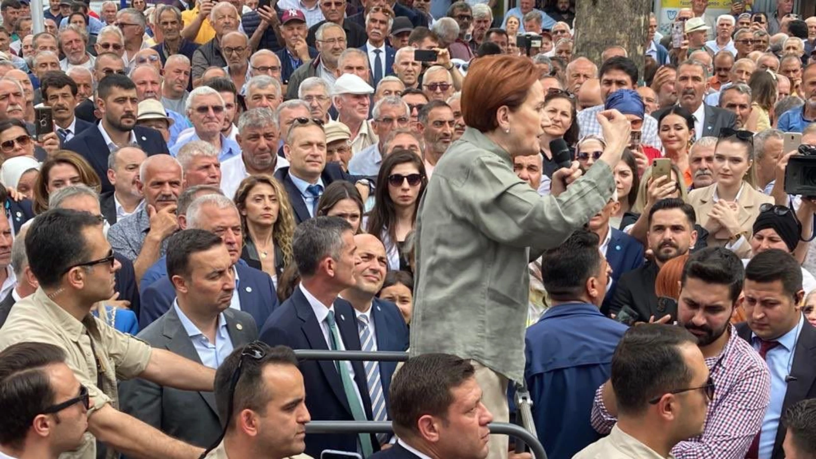 Akşener, CHP Genel Başkanı Kılıçdaroğlu'dan özür diledi