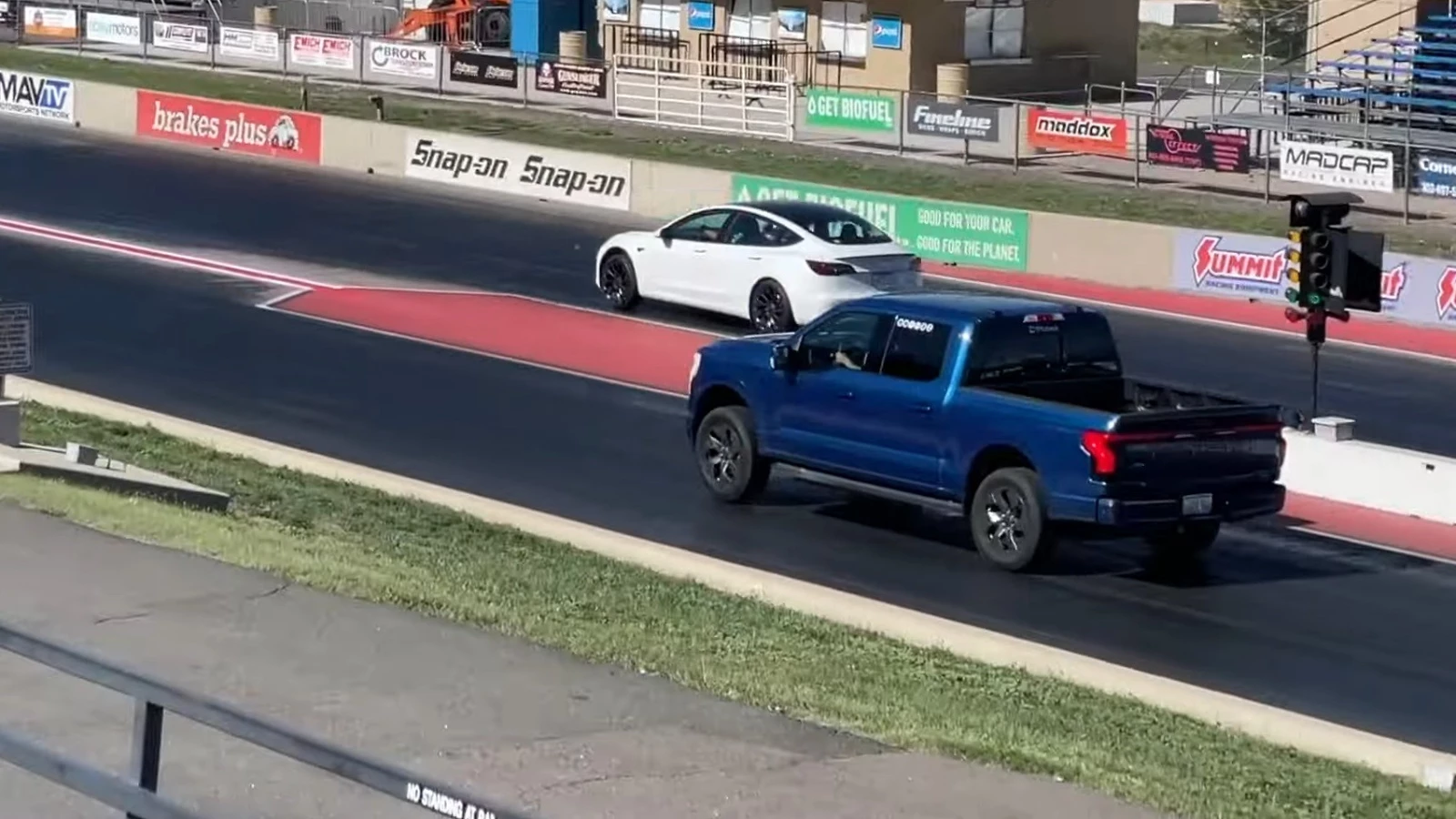 Ford F-150 Lightning ve Tesla Model 3 Drag Yarışında!