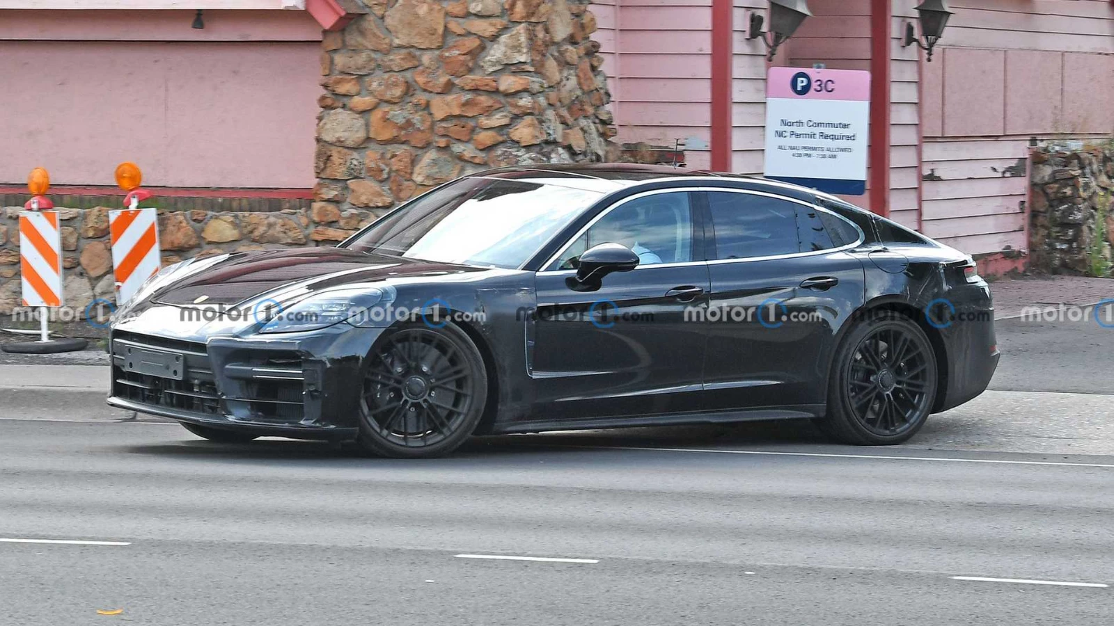 Porsche Panamera'da Görütülenen İlginç Detaylar Bulunuyor