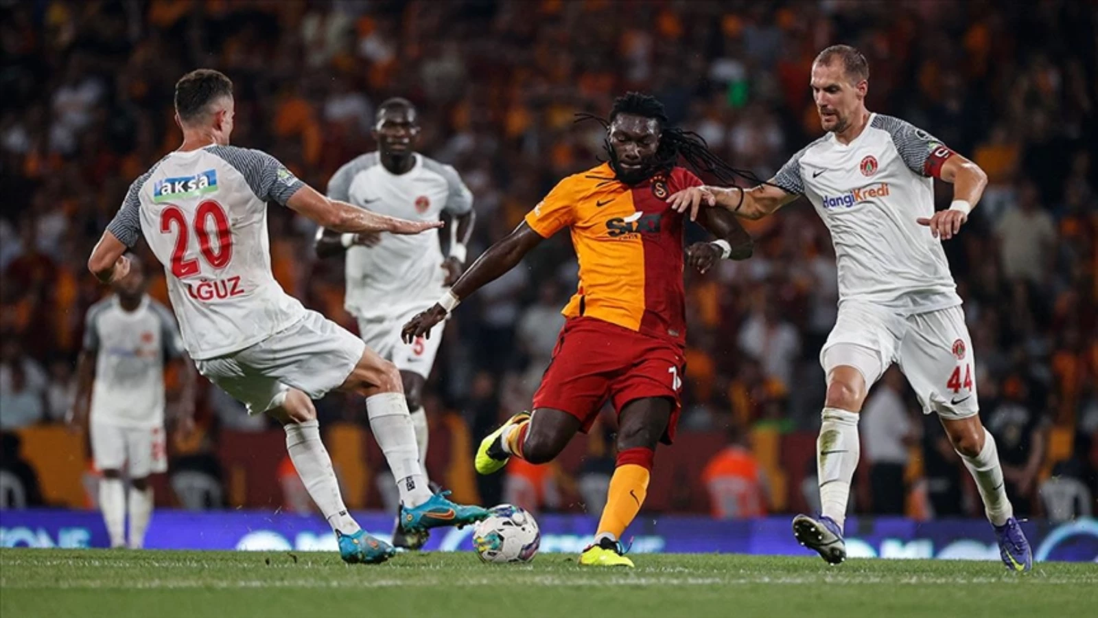 Galatasaray Yüzünü Son Dakikalarda Yine Gomis Güldürdü