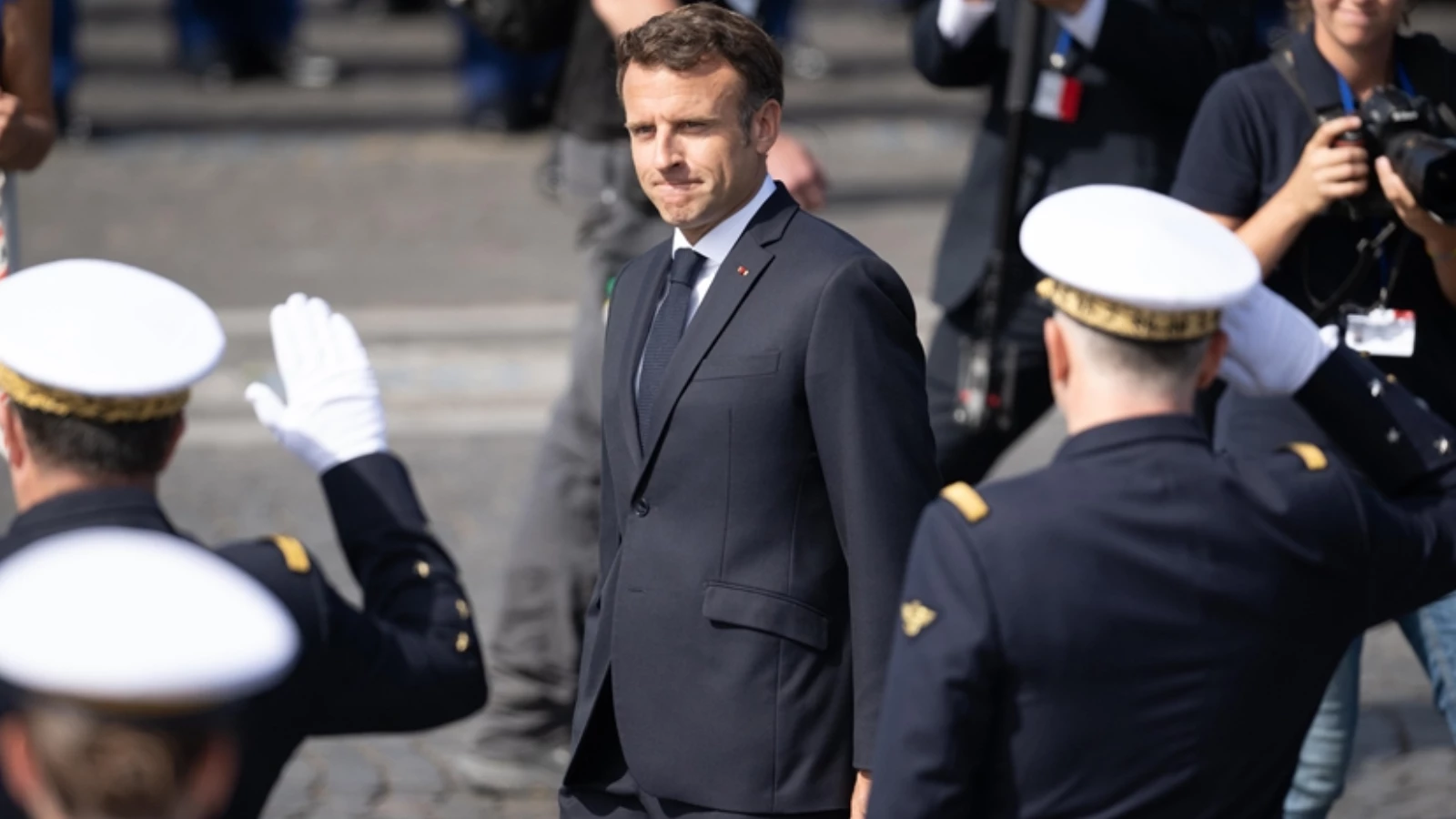 Macron'un Cezayir Ziyareti Gündemde