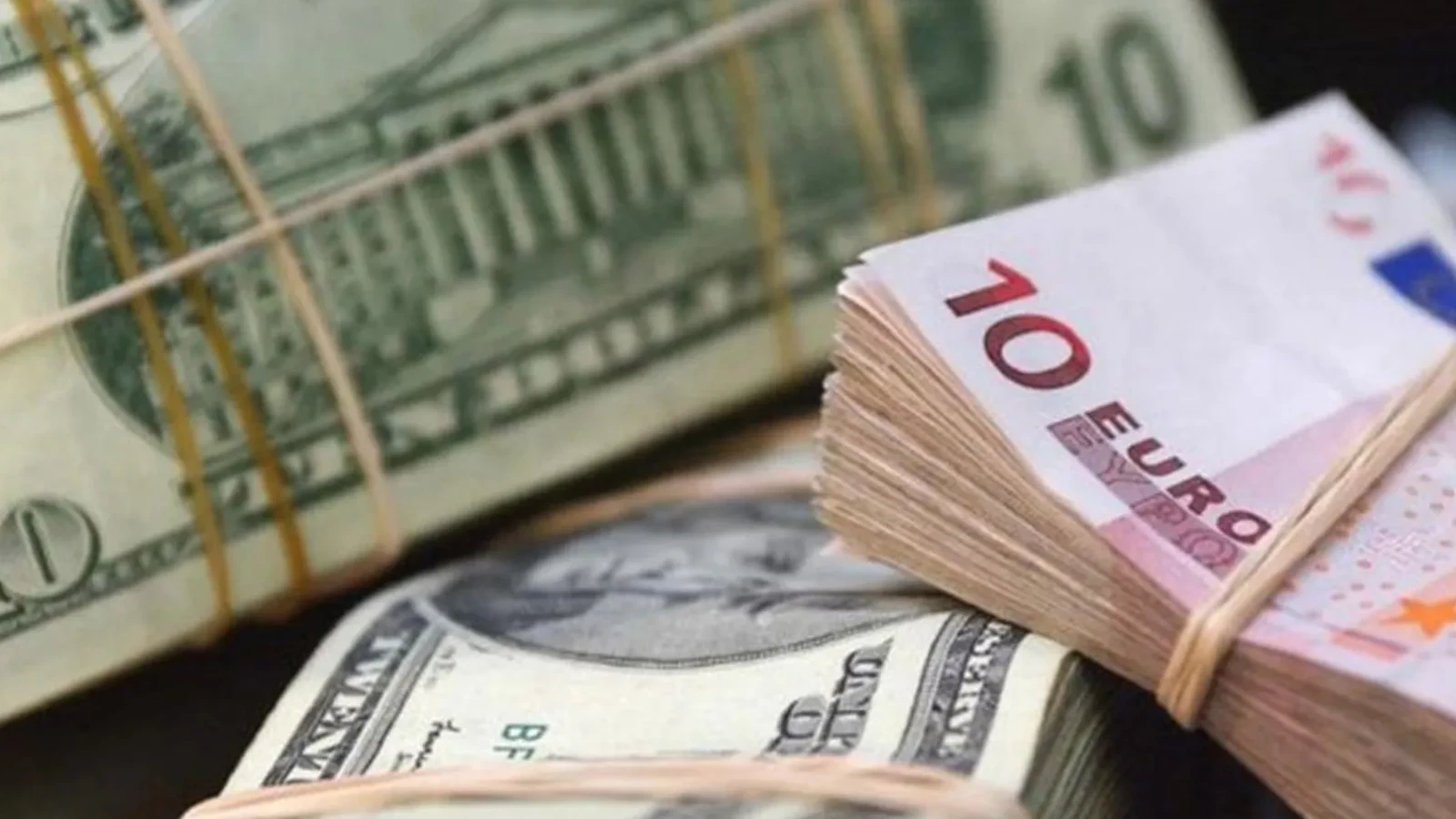 Dolar ve Euro'nun Günlük Olarak Kapanış Fiyatları