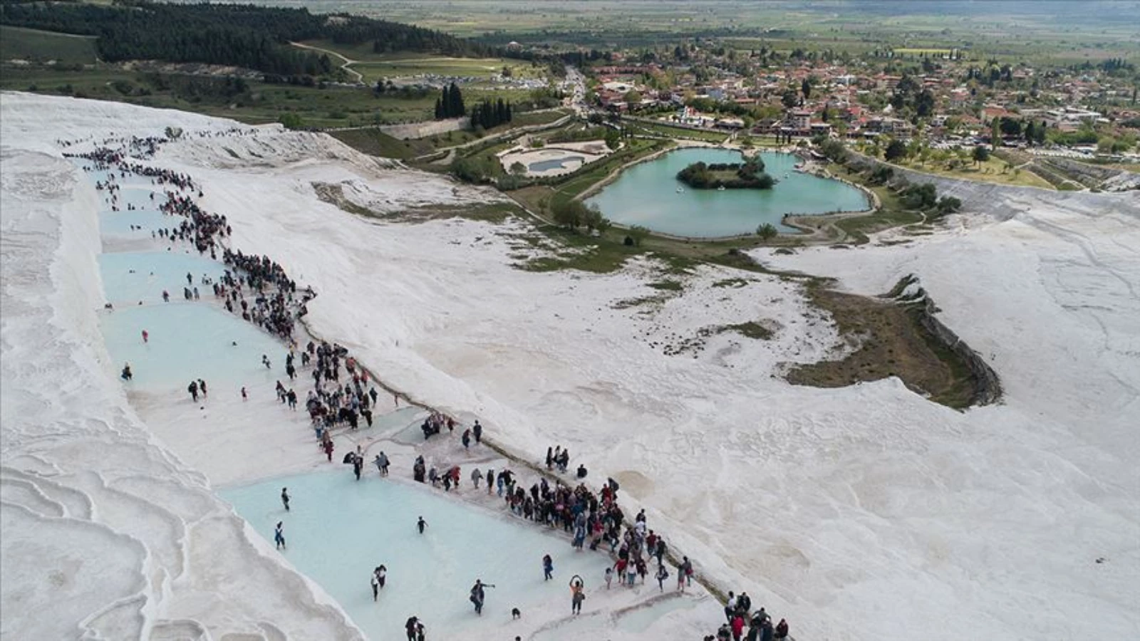 Pamukkale'nin Ziyaretçileri İlk 8 Ayda Yıllık %64 Oranında Arttı