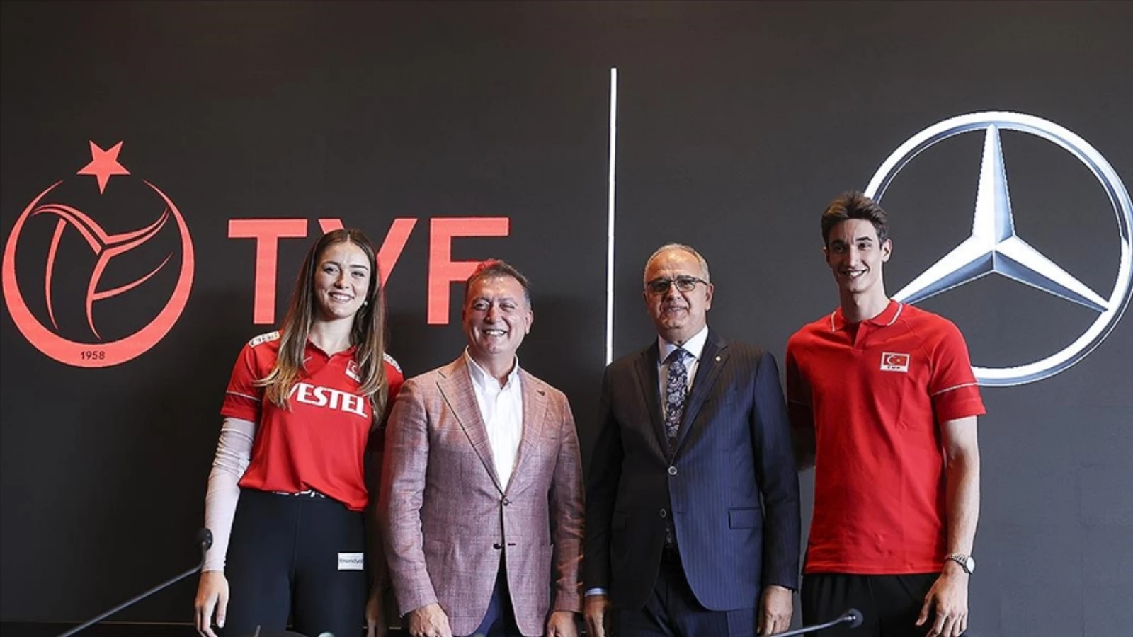 Mercedes Benz, Voleybol Milli Takımlar Ana Sponsoru Oldu