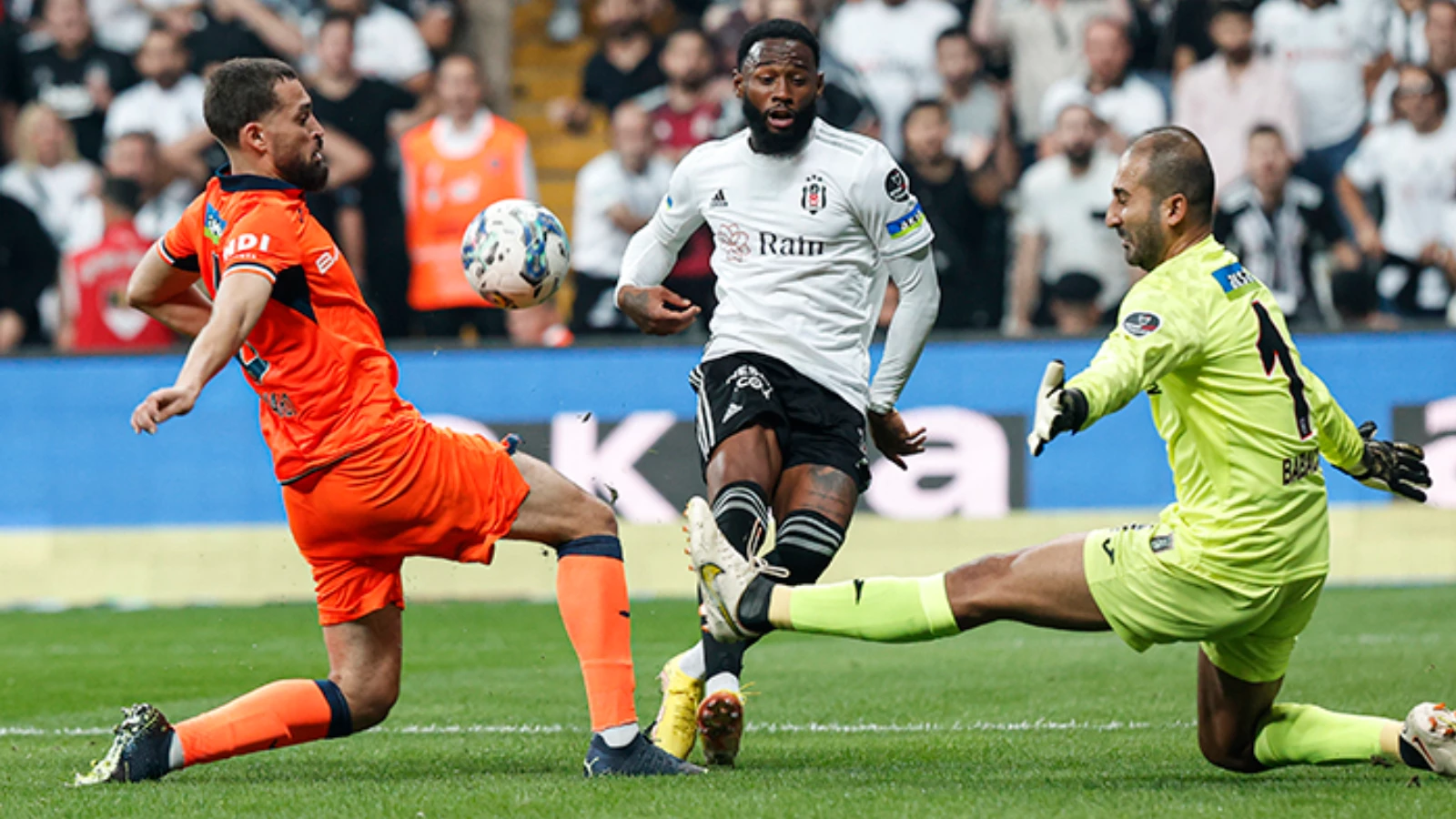 Başakşehir, Beşiktaş'ın 5 Maçlık Yenilmezlik Serisine Son Verdi