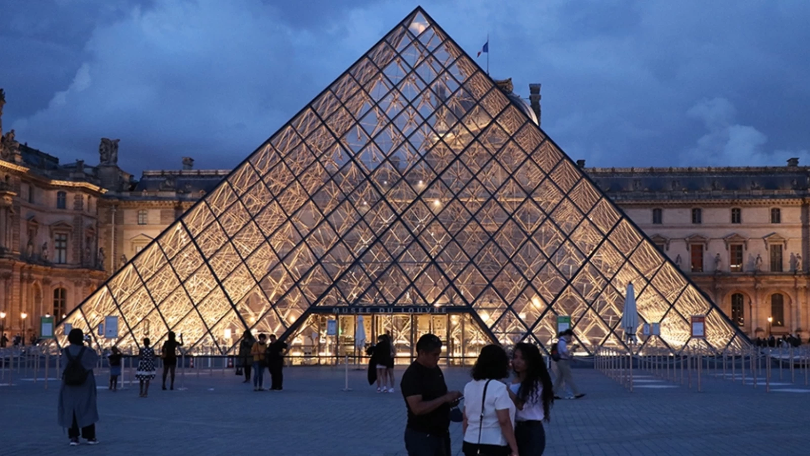 Louvre Müzesi Piramidi de Tasarruf Sürecine Katıldı!