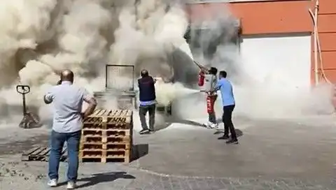 AVM Deposunda Çıkan Yangın, Alışveriş Merkezindeki Paniği Tırmandırdı