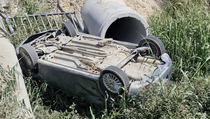 Pikapla Çarpışan Araç Su Kanalına Devrildi: Olayda İki Kişi Yaralandı