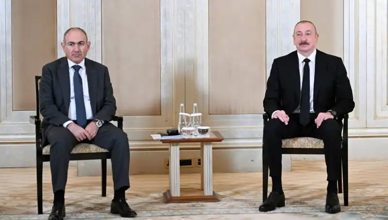 Aliyev ve Paşinyan, Barış Sürecini Desteklemek İçin Abu Dabi'de Buluştu