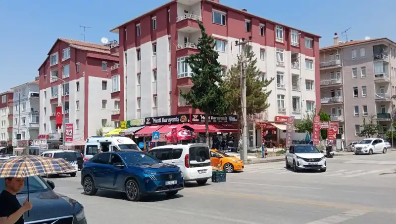 Taksi ve Otomobil Çarpıştı: Kazada Yaralılar Var!