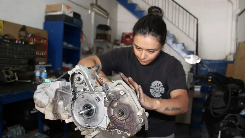 Hayriye, Çırak Bulamayan Eşinin Yanında Motor Ustası Olmayı Seçti