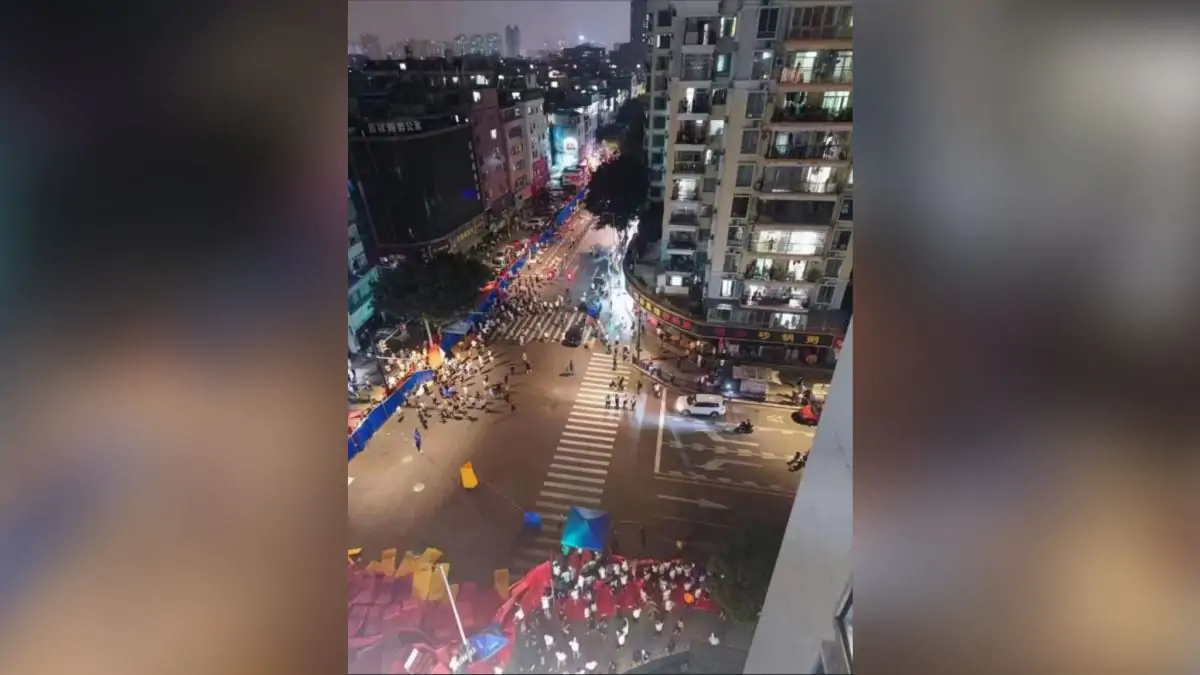 Çin'in Guangzhou Kentinde Covid Kısıtlamalarına Karşı isyan