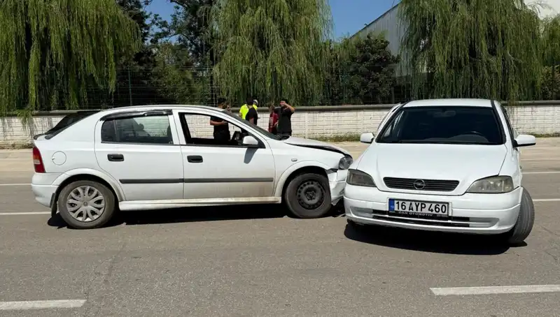 İki Otomobil Çarpıştı: Olay Yerinde İki Yaralı Acil Servisle Hastaneye Kaldırıldı