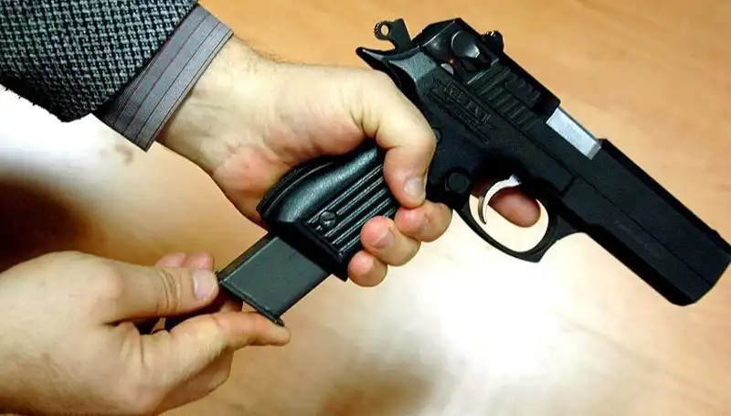 Silahını Kurcalarken Kendini Vuran Genç, Aileyi ve Arkadaşlarını Şoka Uğrattı