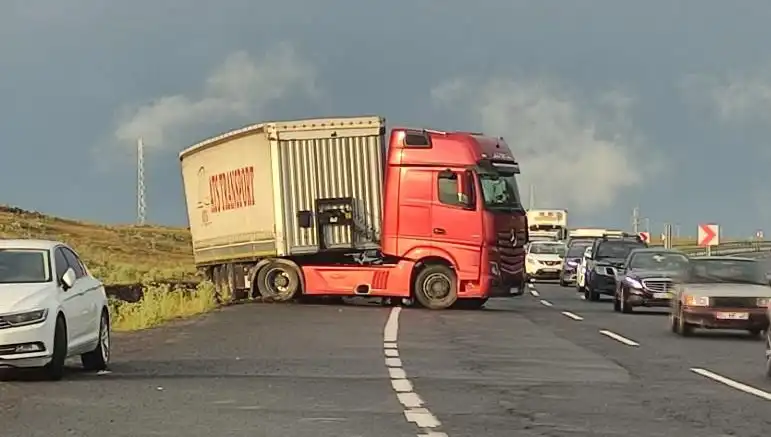 Uzun Araç Kuyrukları Oluştu: TIR Kaydı Yüzünden Yol Kapandı