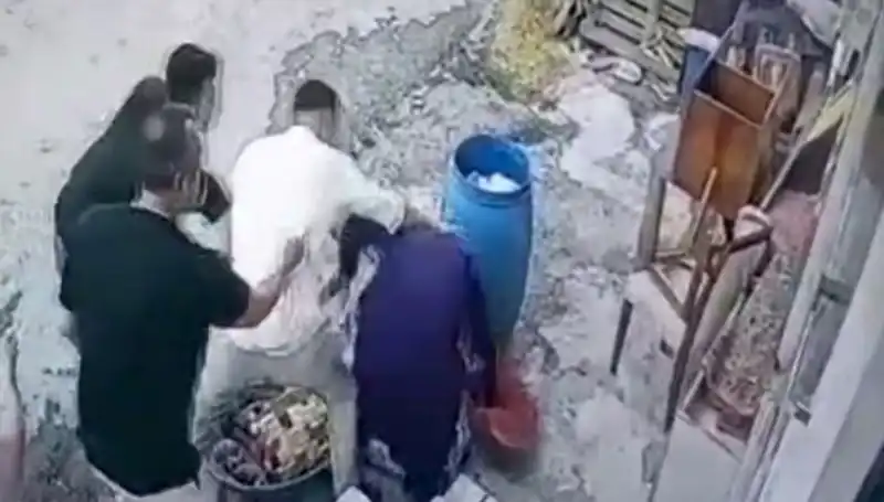 Başakşehir'de Baba ve Oğlu, Bidon Yüzünden 58 Yaşındaki Kadını Darbetti!