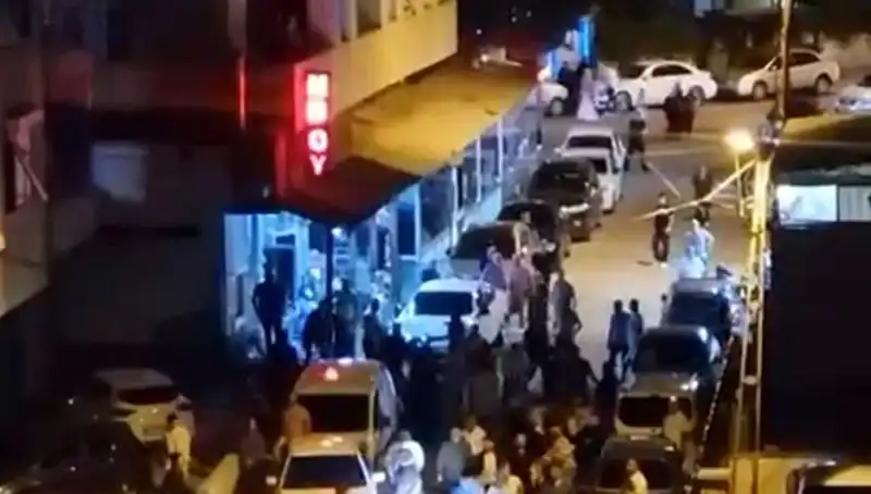 Düğün Çıkışı Şok Edici Olay: Kalabalığa Dalıp Kaçış Yıldızlaşan Bir An!