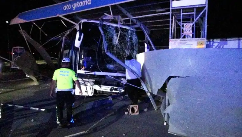 Otobüs Oto Yıkama Alanına Daldı: 8 Kişi Yaralandı, Olayın Ayrıntıları Ortaya Çıktı