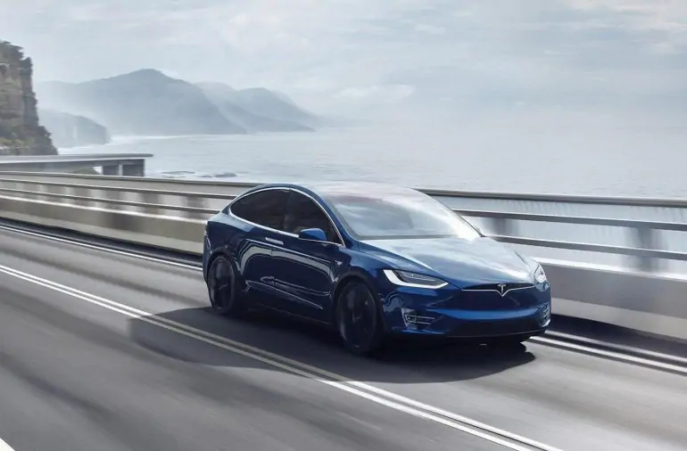 Aracını Otopilota Alıp Uyuyan Tesla Sürücüsü Yakalandı