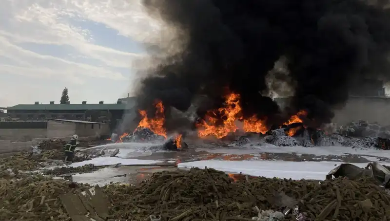 Gaziantep'teki Geri Dönüşüm Tesisinde Büyük Yangın: Denetim Sorunları Gündemde