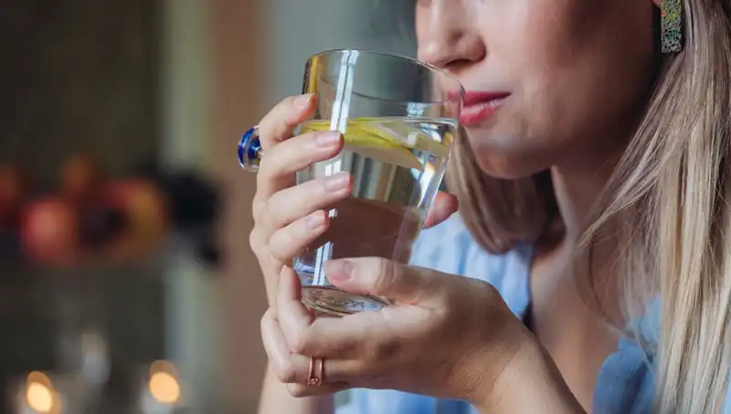 Harvardlı Uzmandan Kapsamlı Değerlendirme: Limonlu Su Gerçekten Faydalar mı Sunuyor?