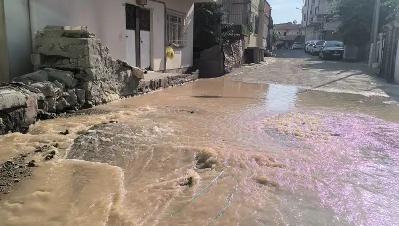 İlçede Patlayan İçme Suyu Hattı: Çarşı Sular Altında Kaldı, Halk Panic İçinde